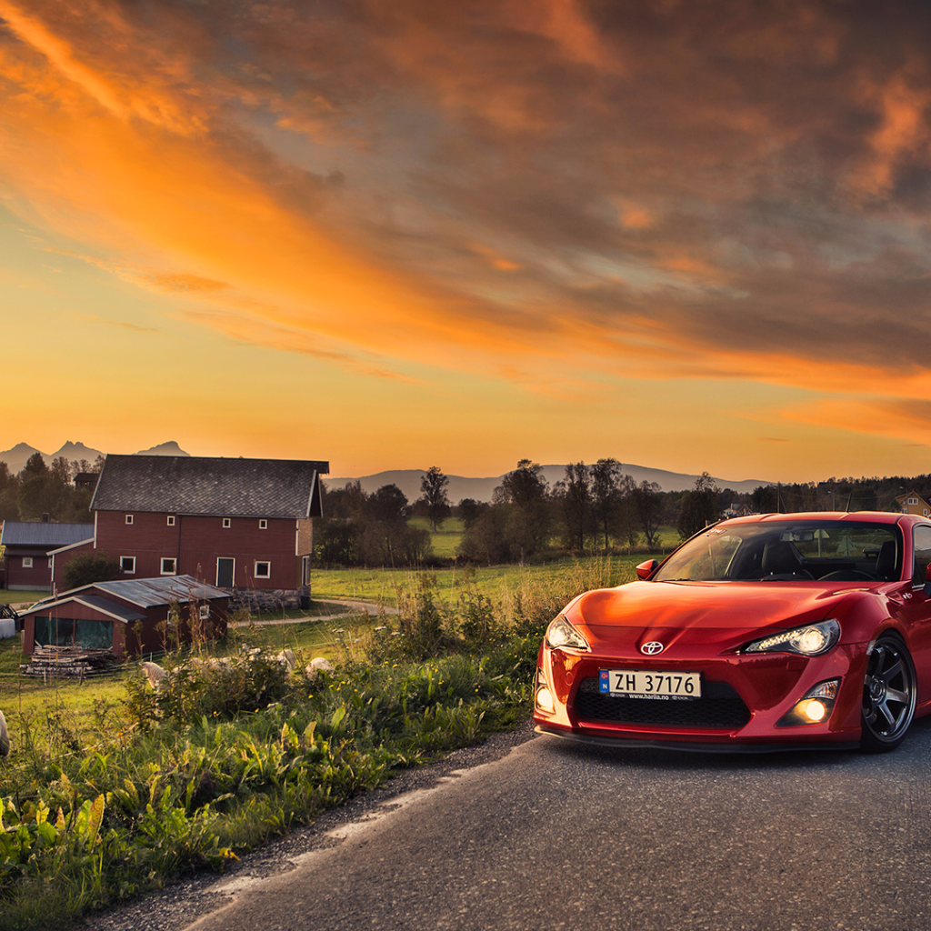Красная Toyota GT86 на сельском шоссе