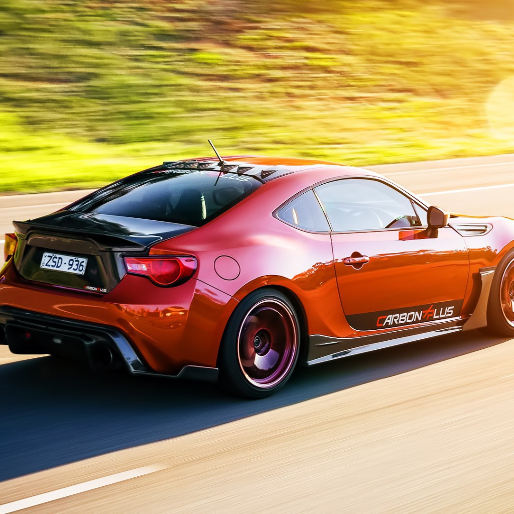 Красная Toyota GT86 на дороге