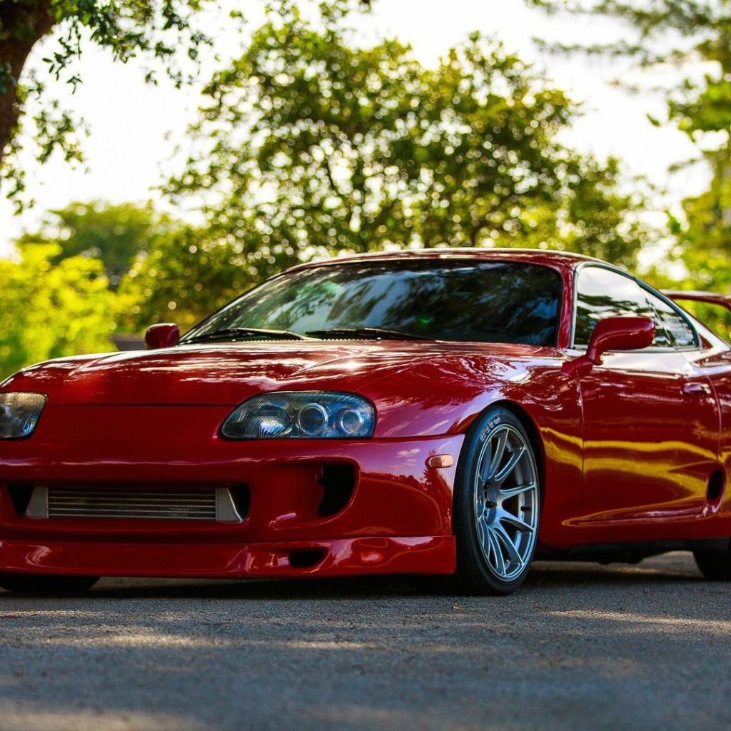Красная Toyota Supra