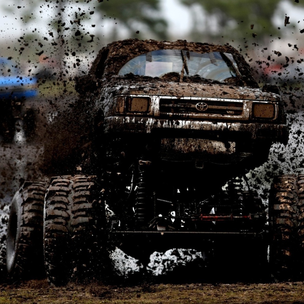 Внедорожник Тойота покрытый грязью