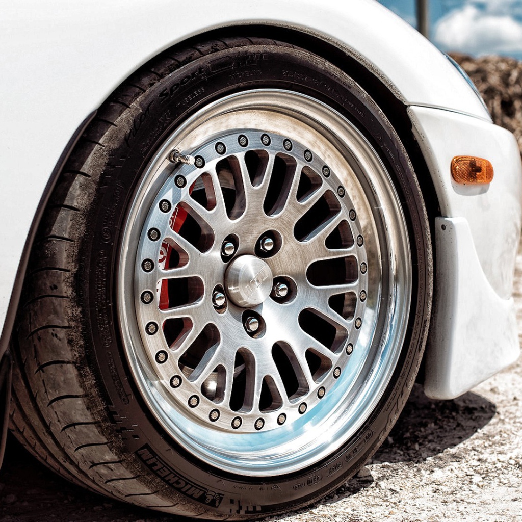 Колесо белой Toyota Supra