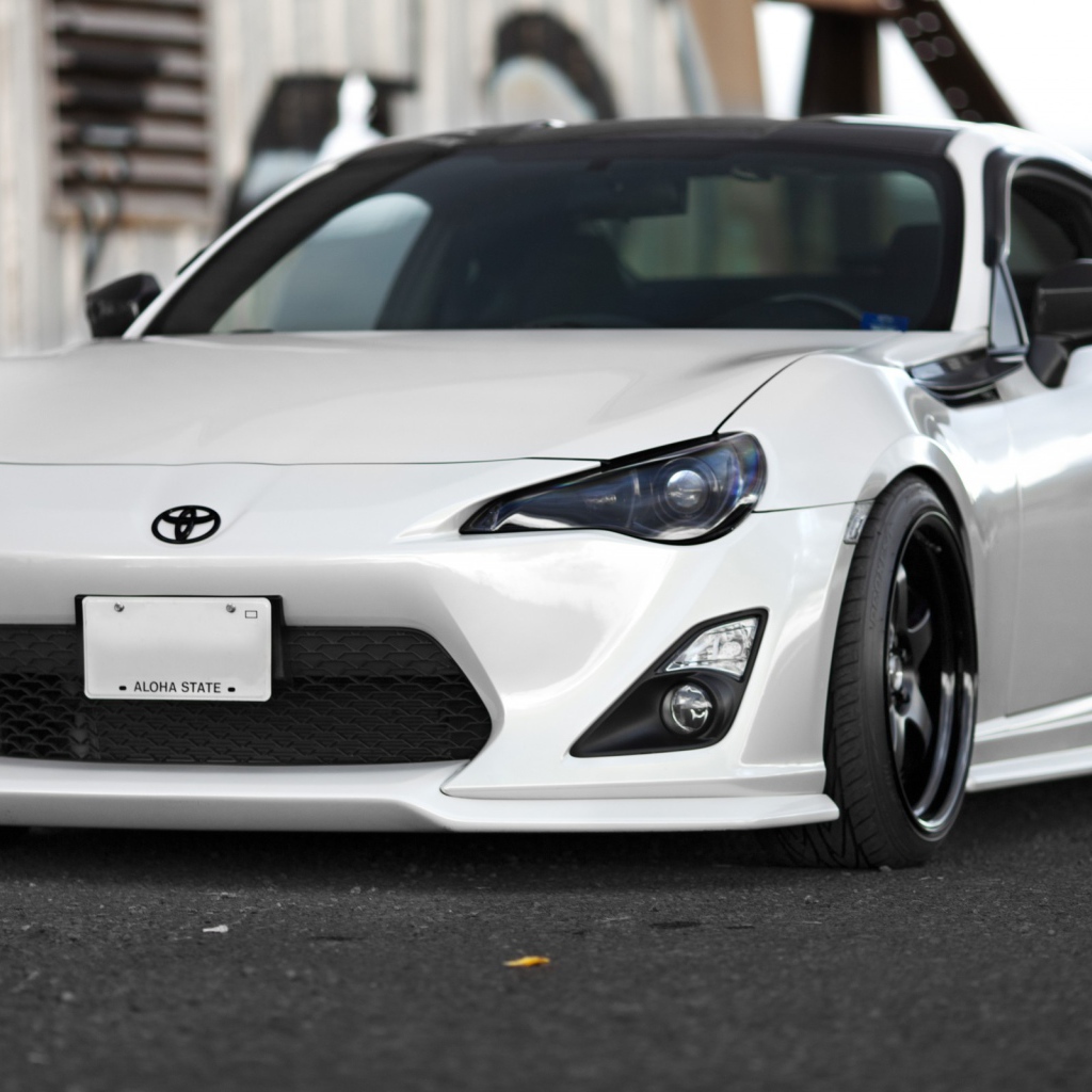 Белый спортивный Toyota GT86
