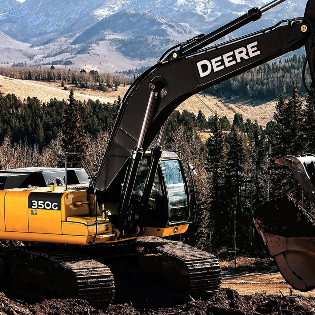 Экскаватор в лесу