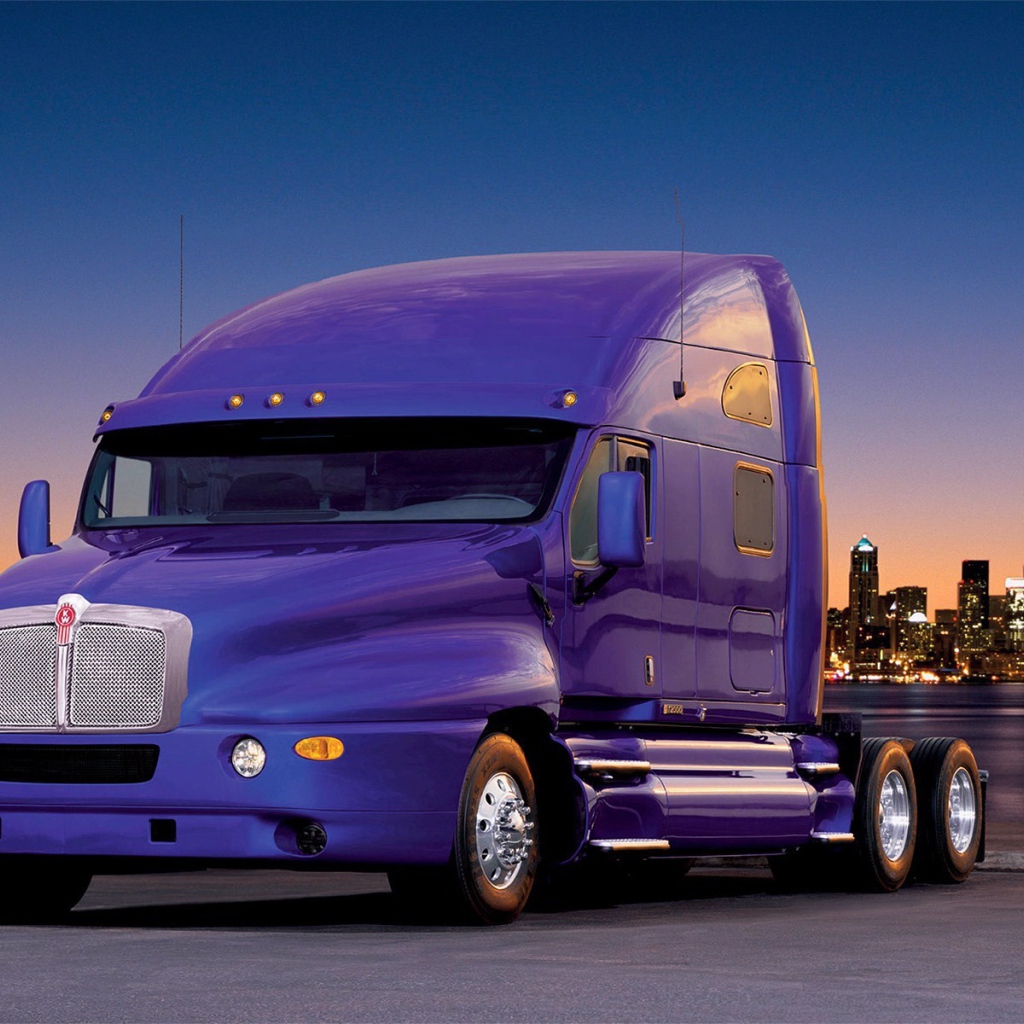 Мощный сиреневый тягач на фоне города