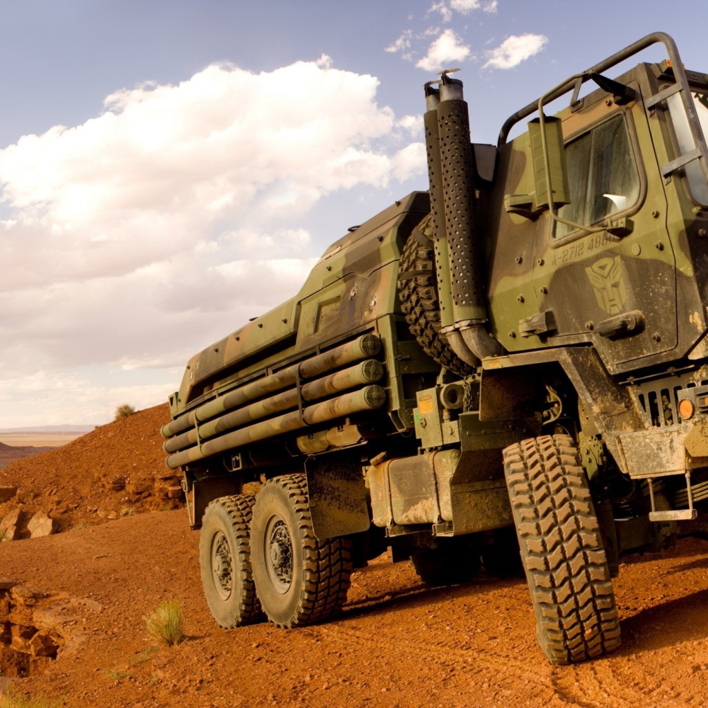 Военный грузовик в пустыне в США