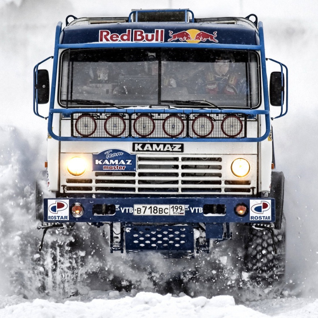 Российский Камаз мчится по снегу