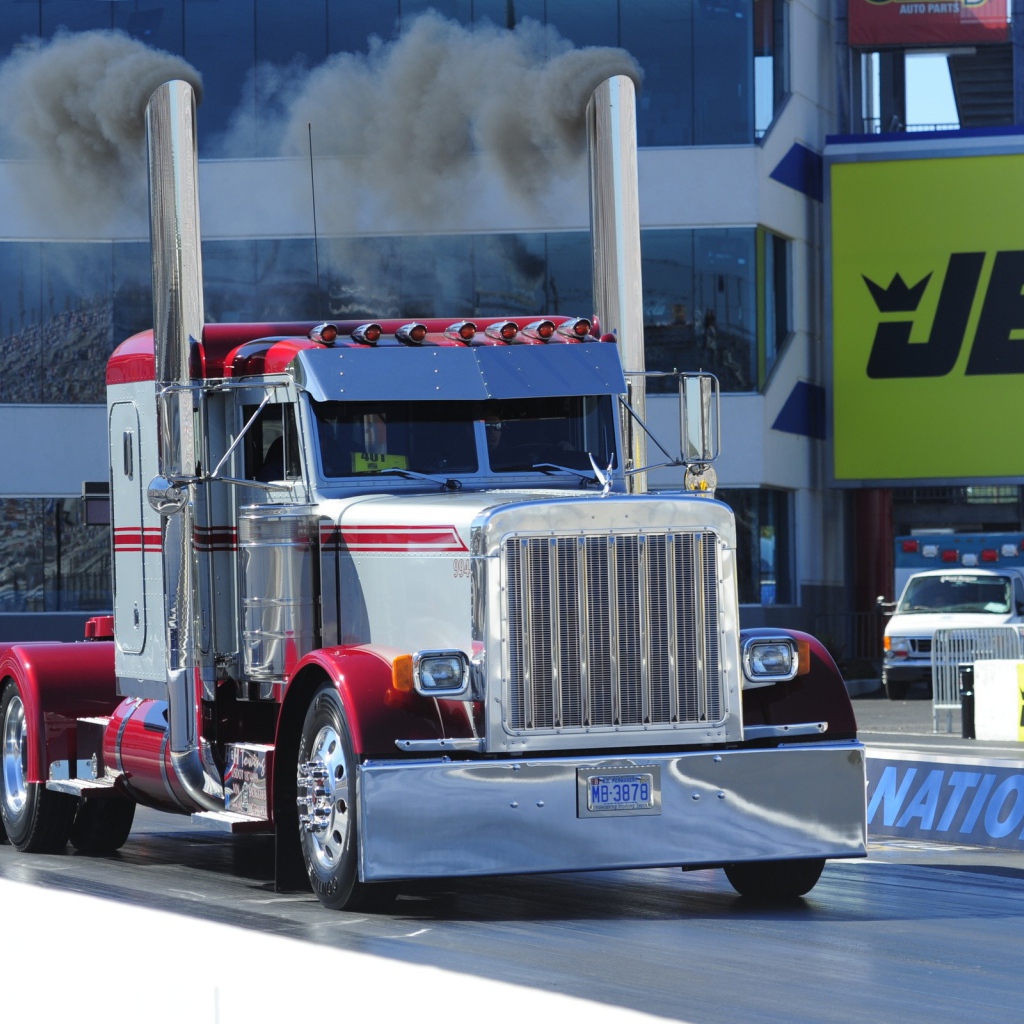 Дым из труб тягача