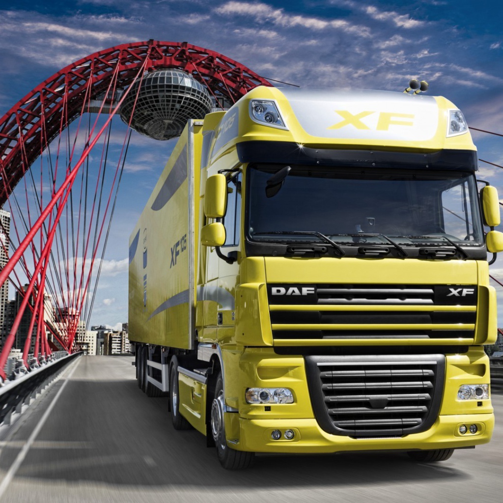 Желтый грузовик ДАФ на мосту