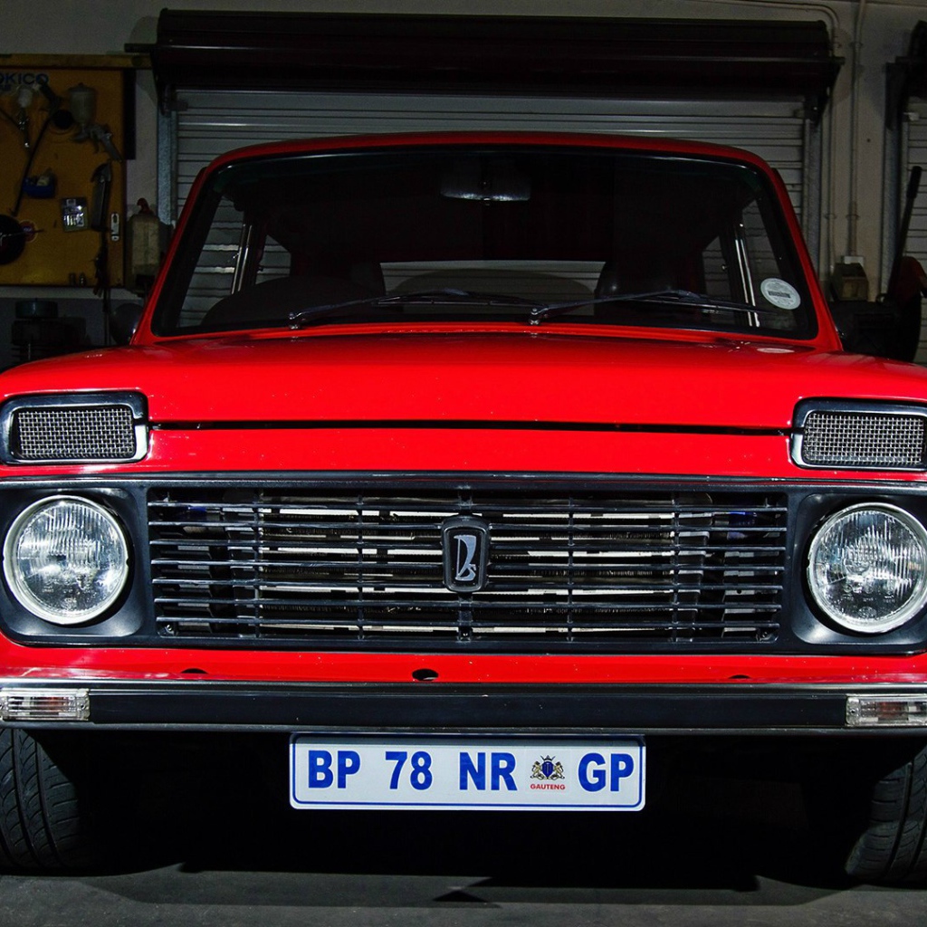 Красная Lada Niva