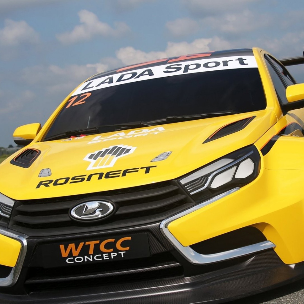 Желтый автомобиль Лада Веста Спорт