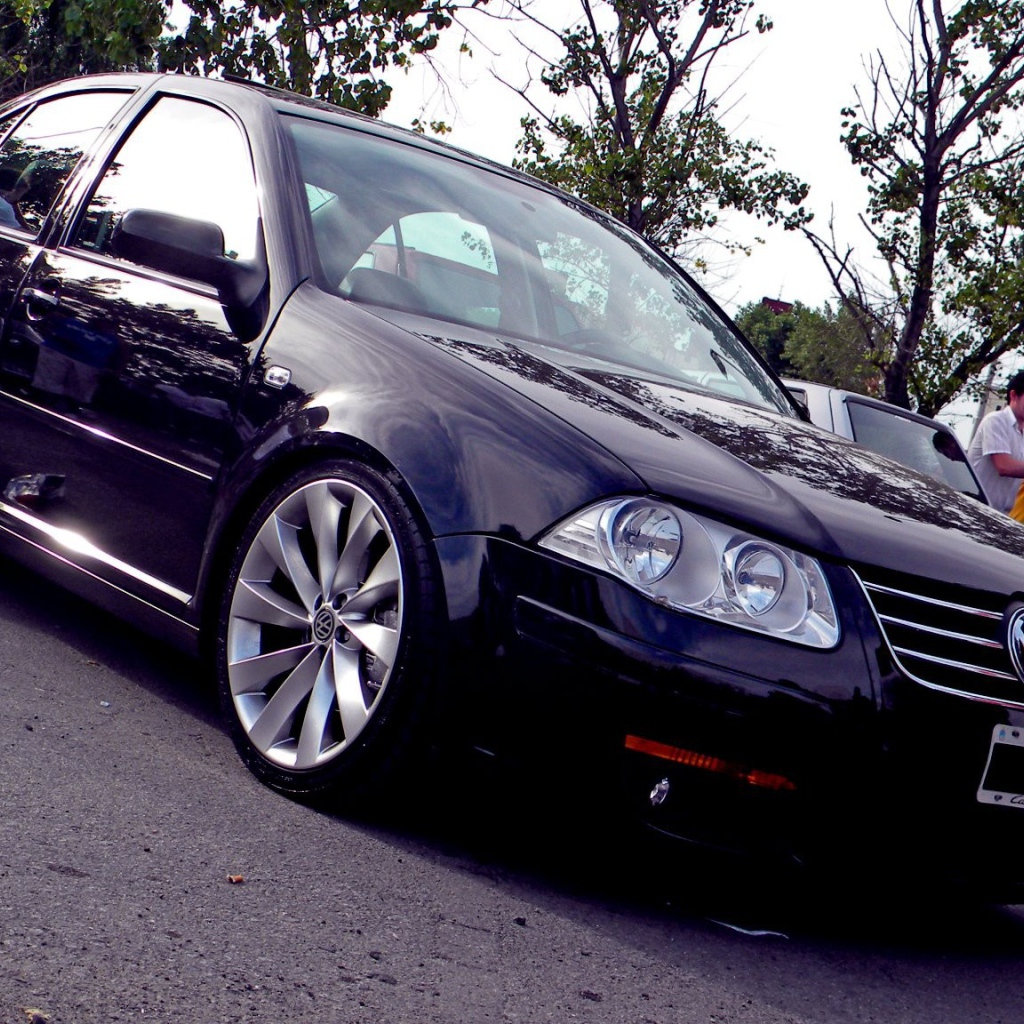 Черный автомобиль Volkswagen Bora