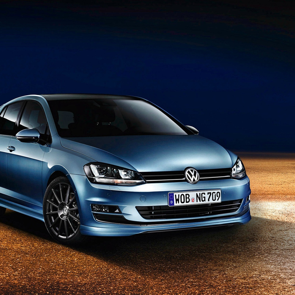 Голубой автомобиль Volkswagen golf 7