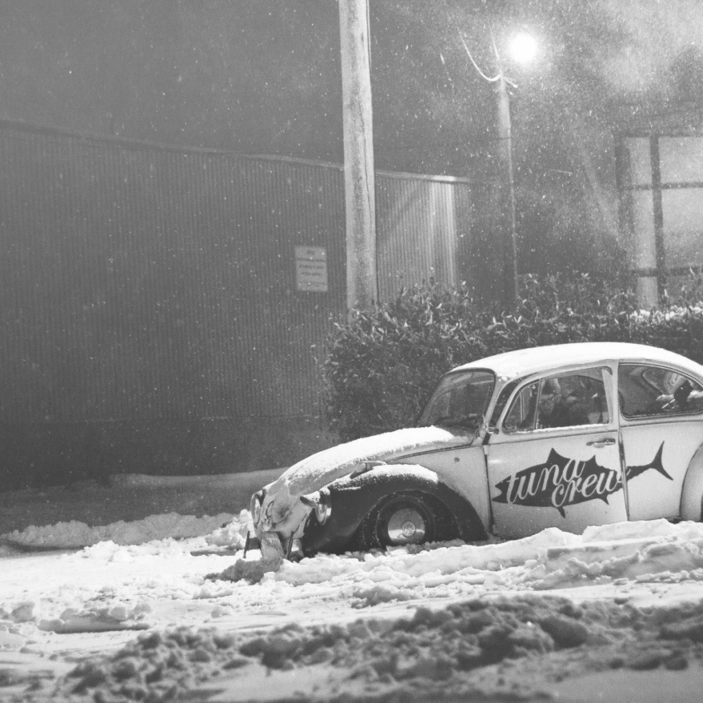 Автомобиль Volkswagen Beetle покрыт снегом