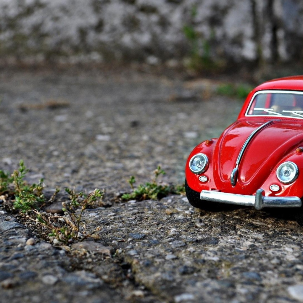 Модель красного автомобиля Volkswagen Beetle
