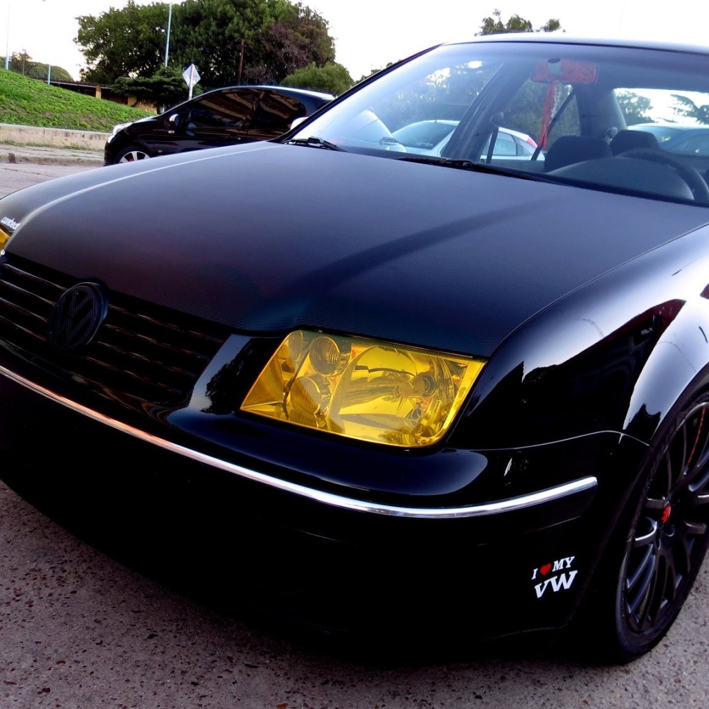 Желтые фары нового Volkswagen Bora