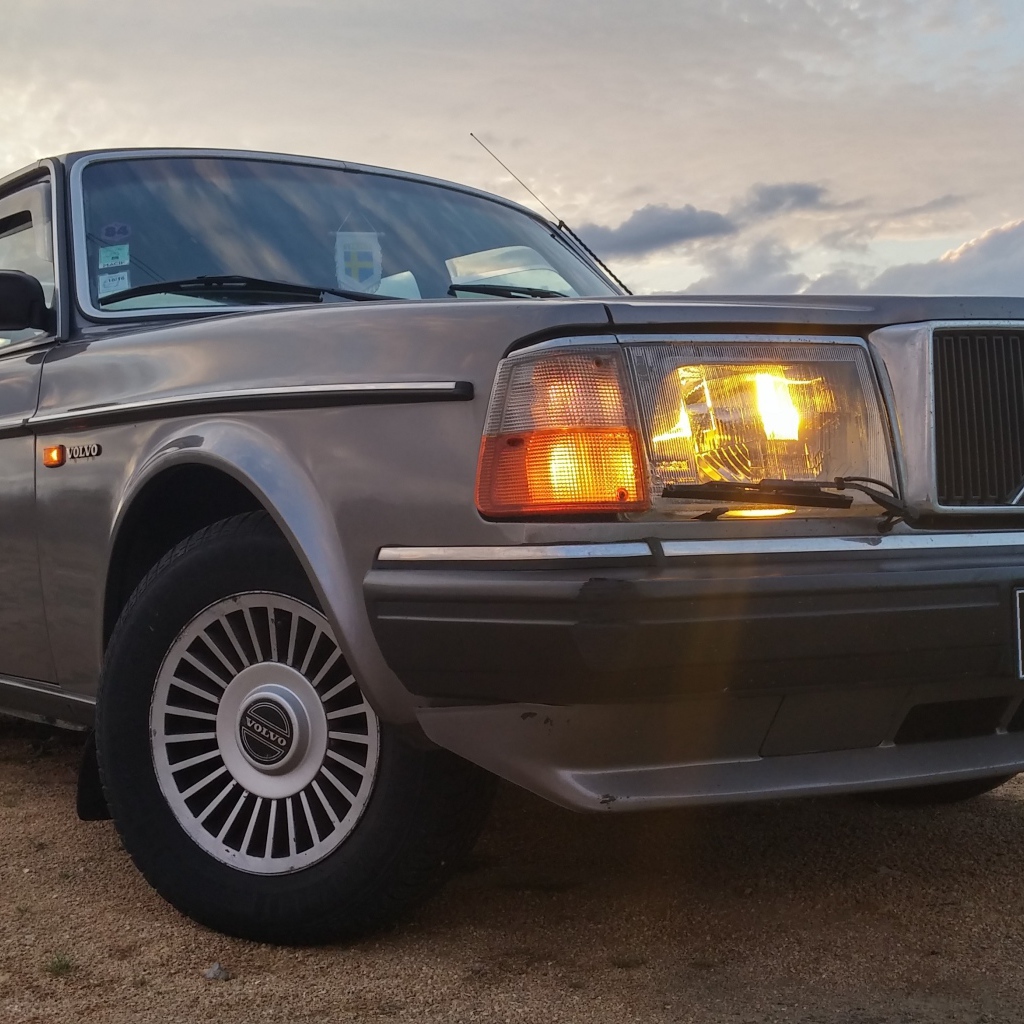 Коричневый автомобиль Volvo 240