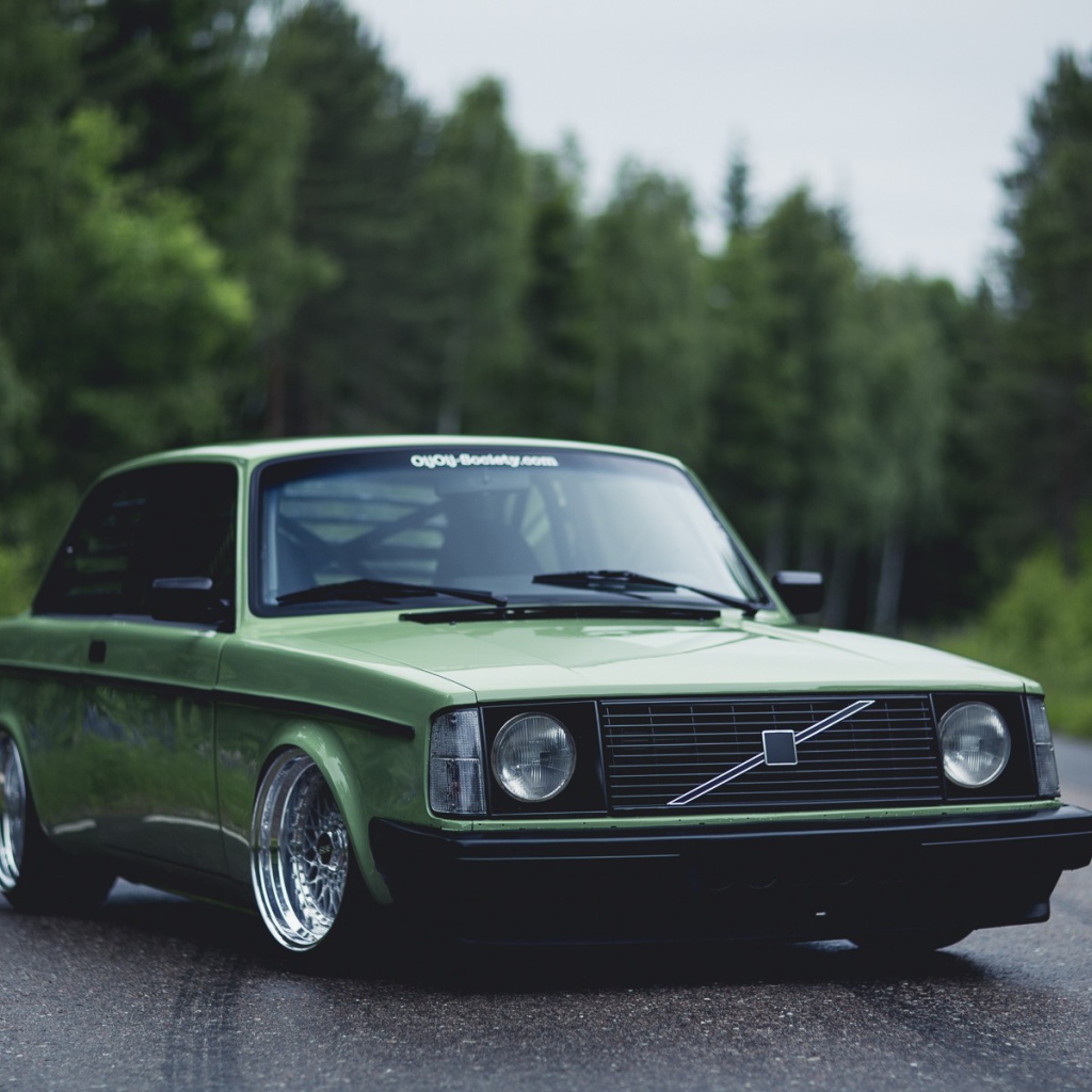 Зеленый Volvo 240 на дороге