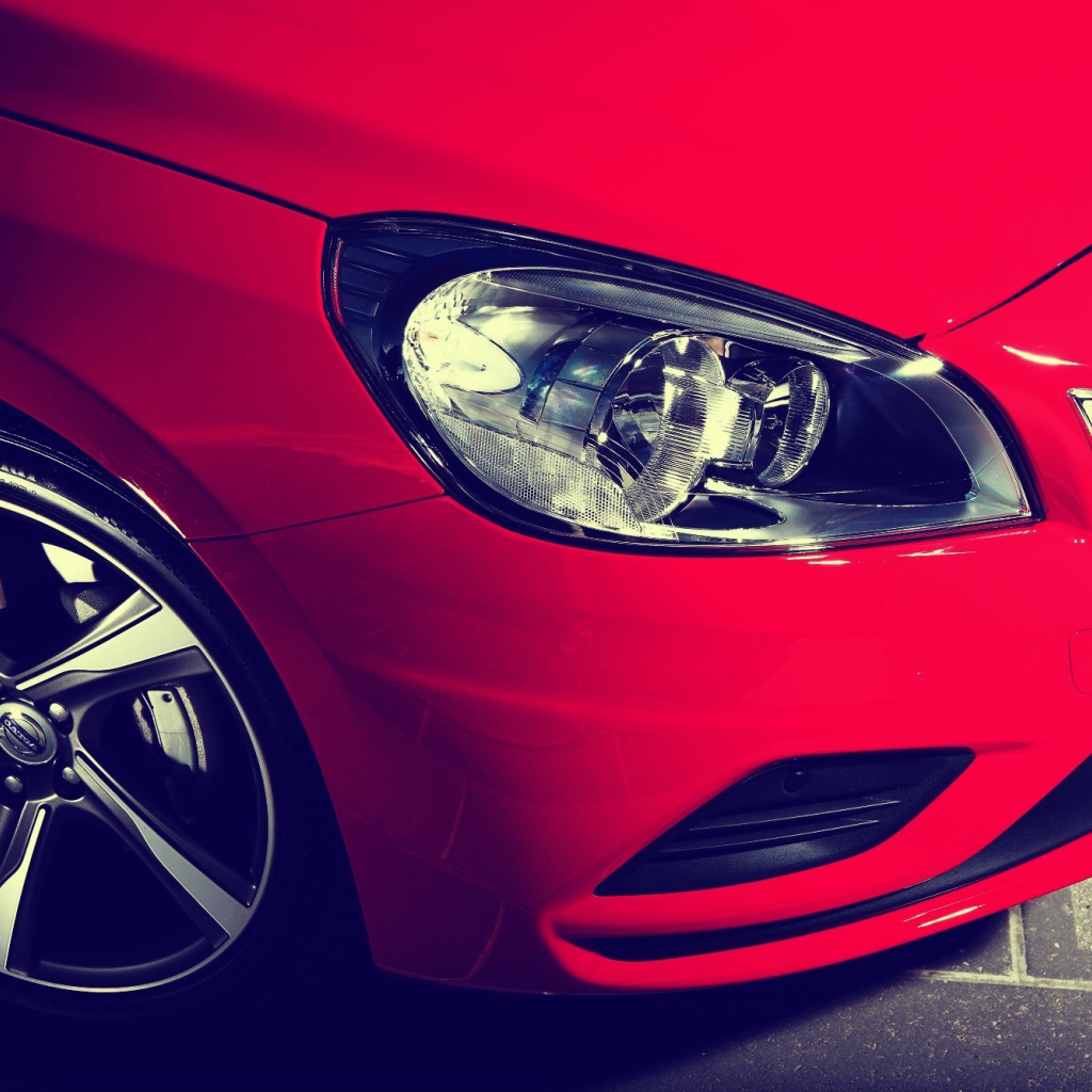Фары красного авто Volvo