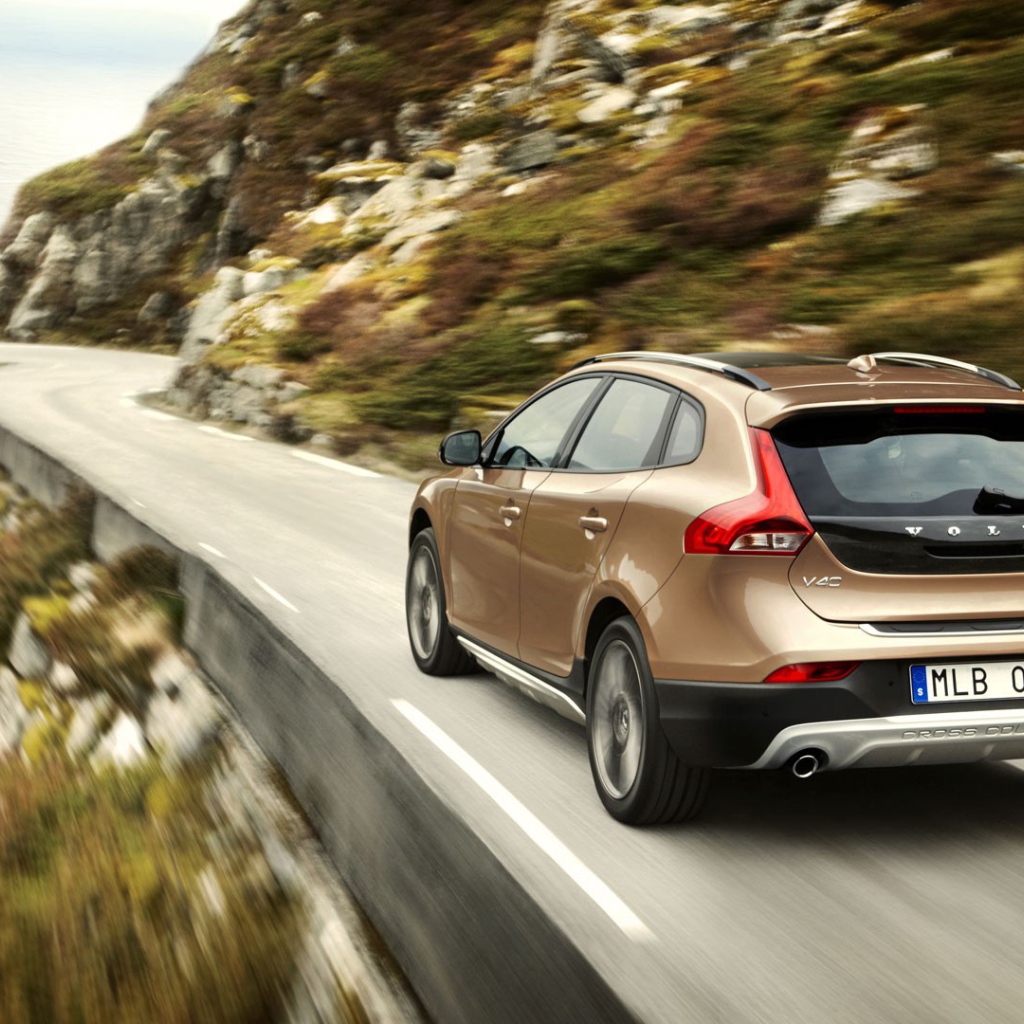 Быстрый Volvo на серпантине