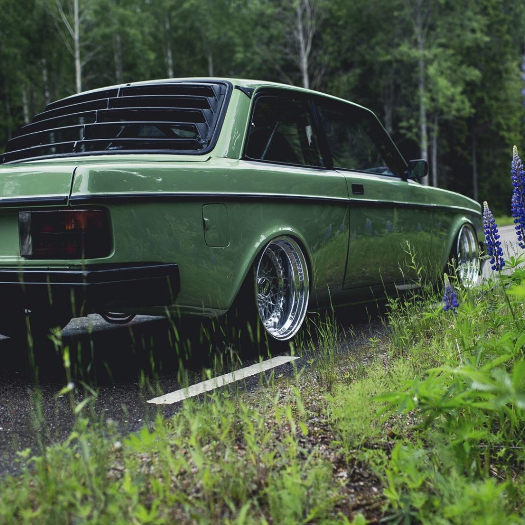 Автомобиль Volvo 240 у обочины