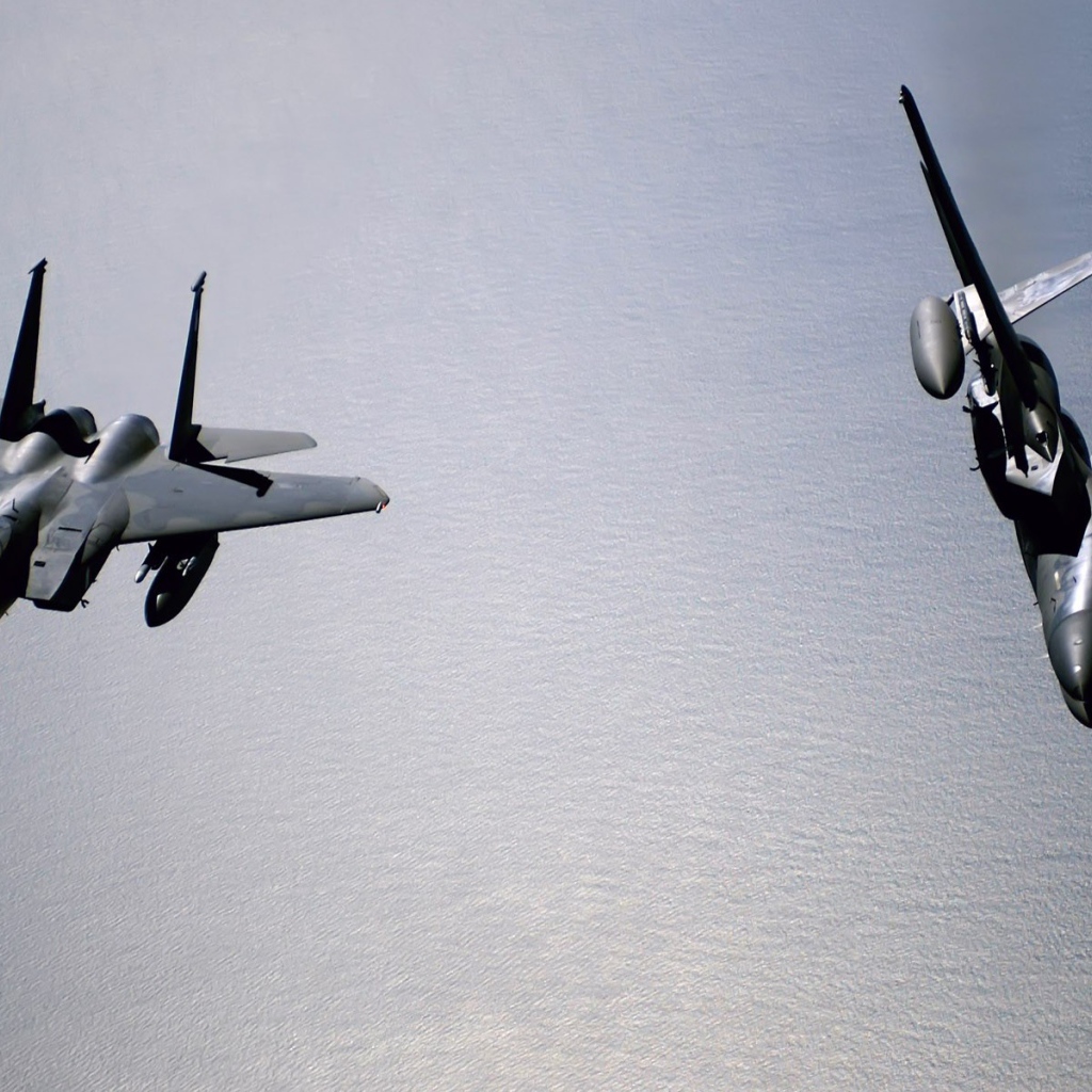 Пара F-15 Eagle над морем