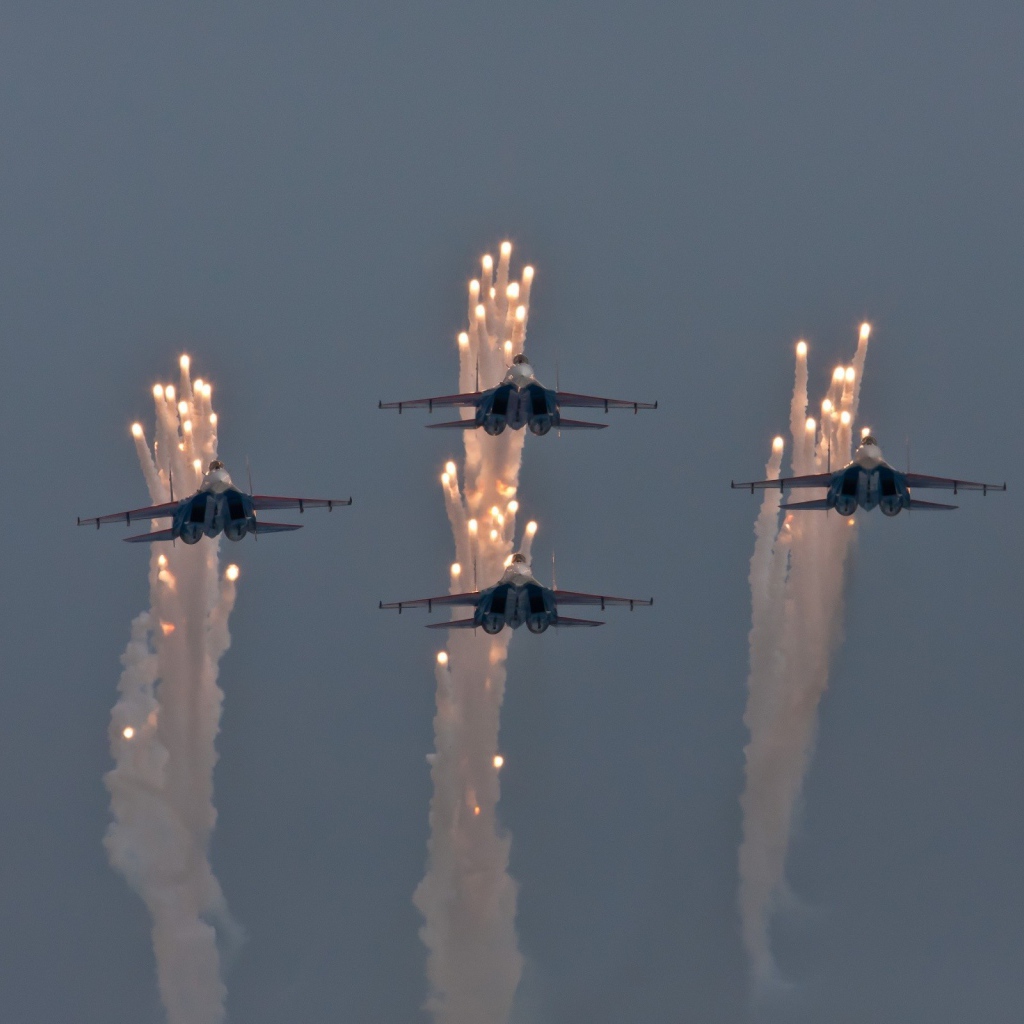 Отряд истребителей выбросил тепловые ловушки