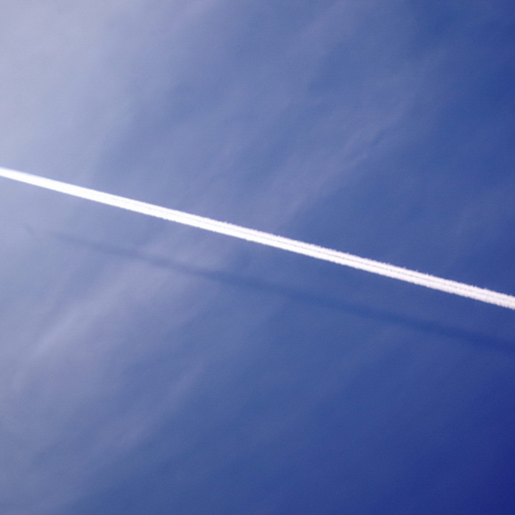 Белый след самолета