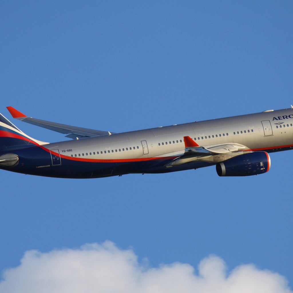 Самолет Аэробус компании Аэрофлот в небе