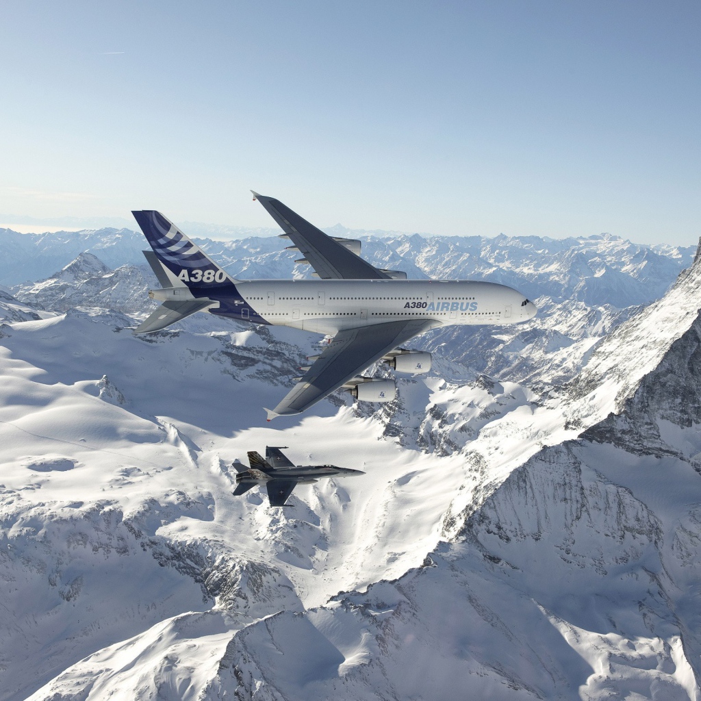 Самолет Airbus A380 над горами