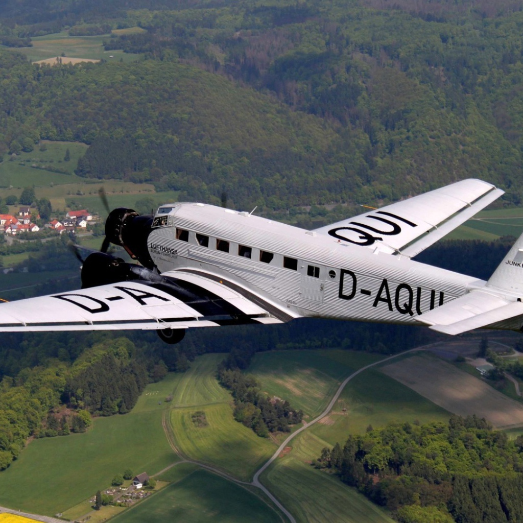 Самолет Junkers Ju 52-3m над полями