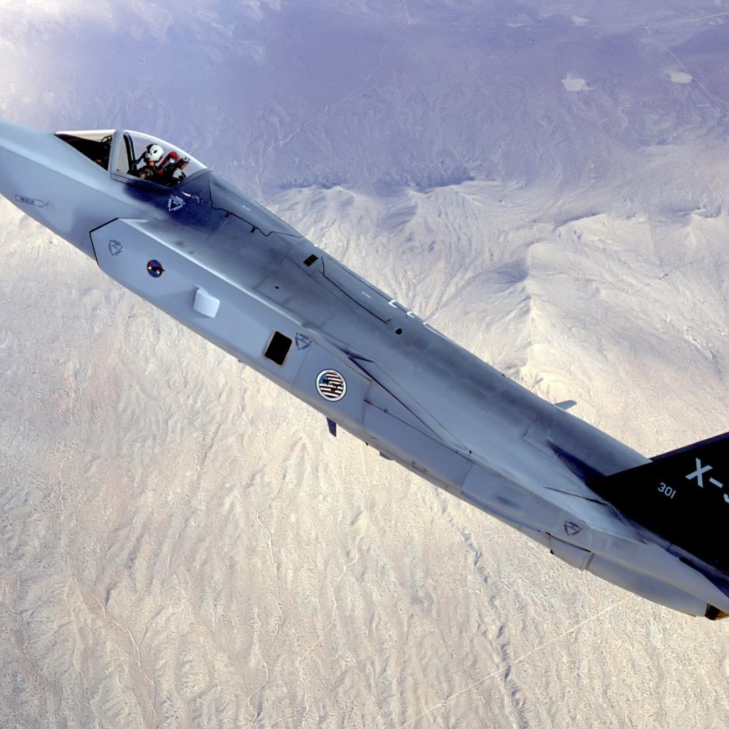 Самолет F-35 Lightning II летит вверх