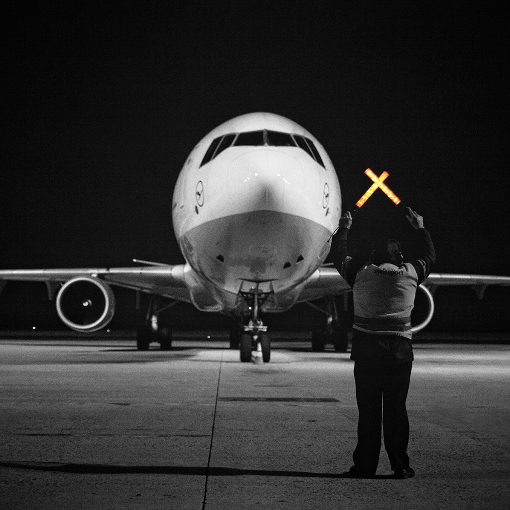 Сотрудник аэропорта помогает пилотам