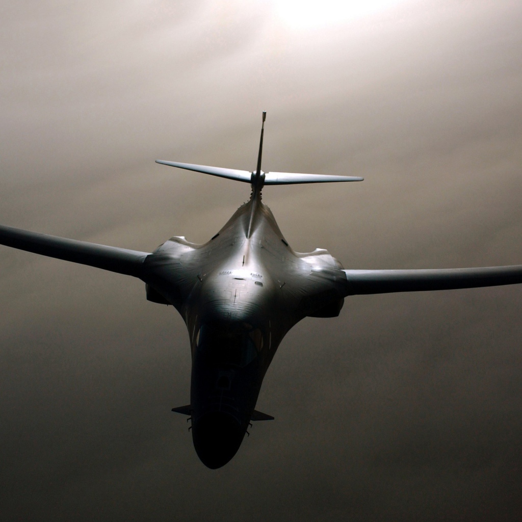 Черный военный самолет Rockwell B-1 Lancer