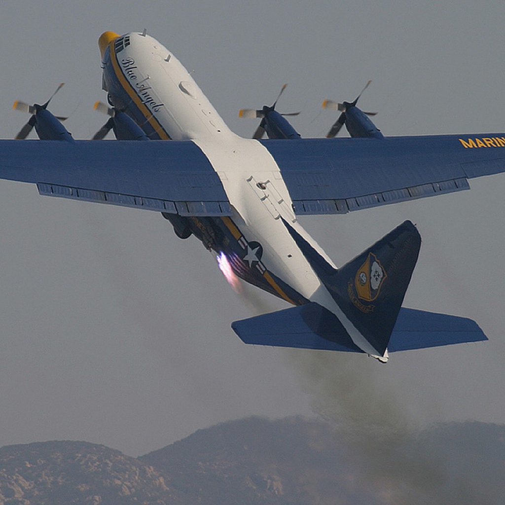 Самолет Голубой ангел выполняет маневр