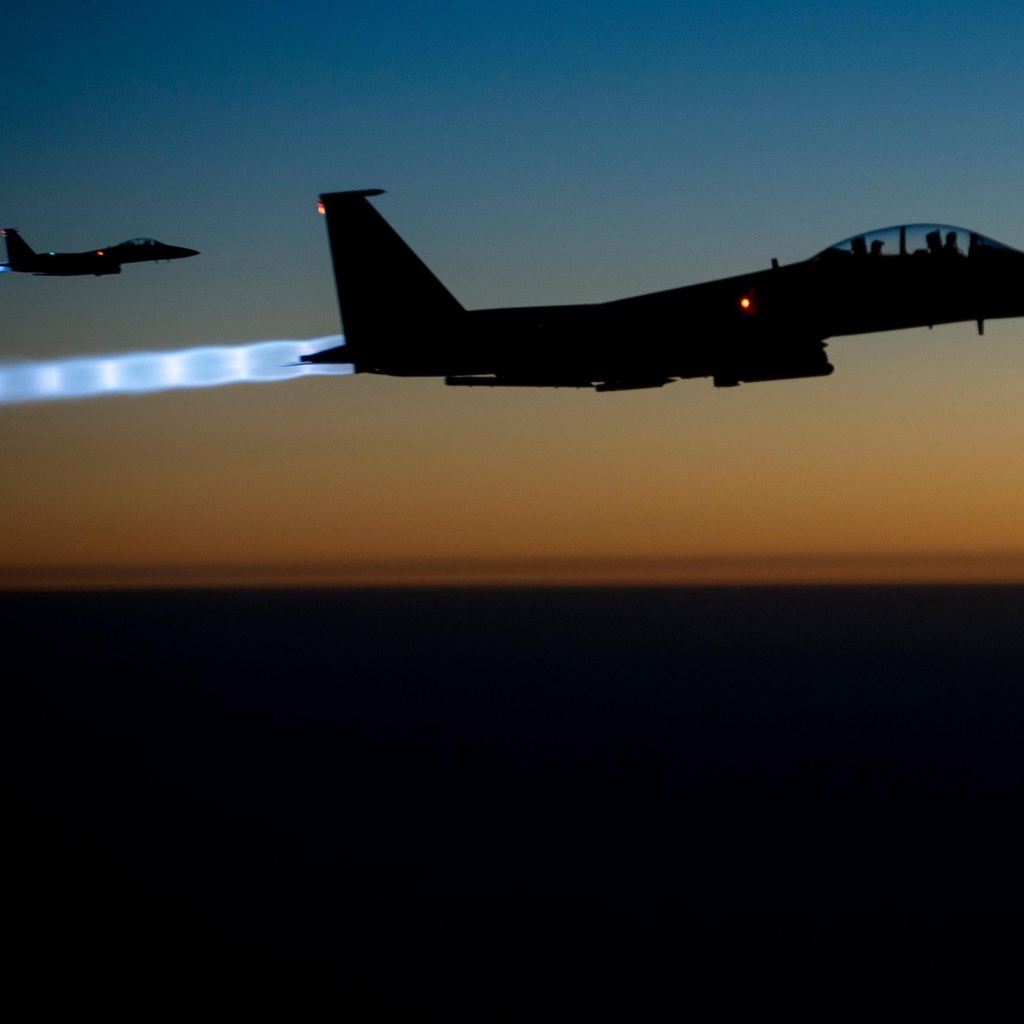 Голубой выхлоп истребителя F-15 Eagle