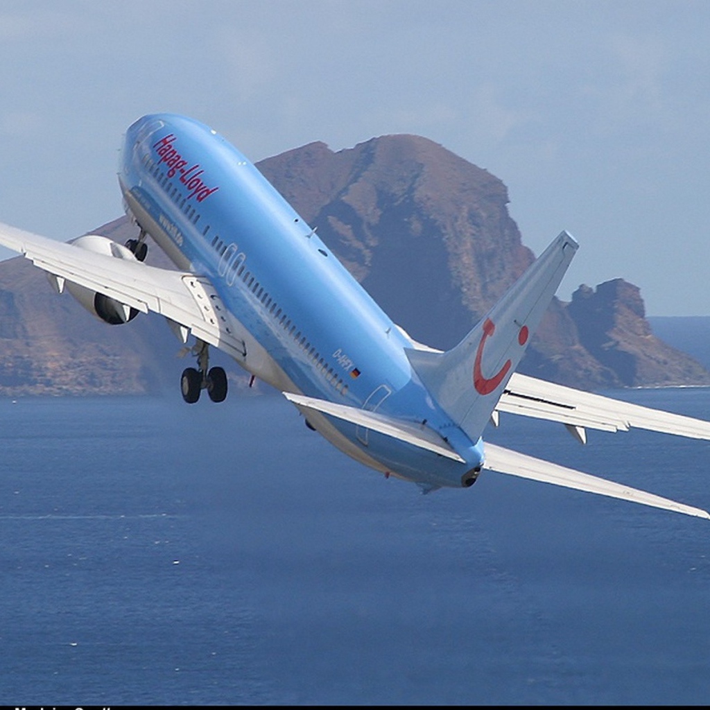 Голубой самолет над заливом