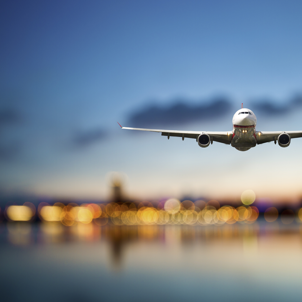 Боинг садится в аэропорту в Японии