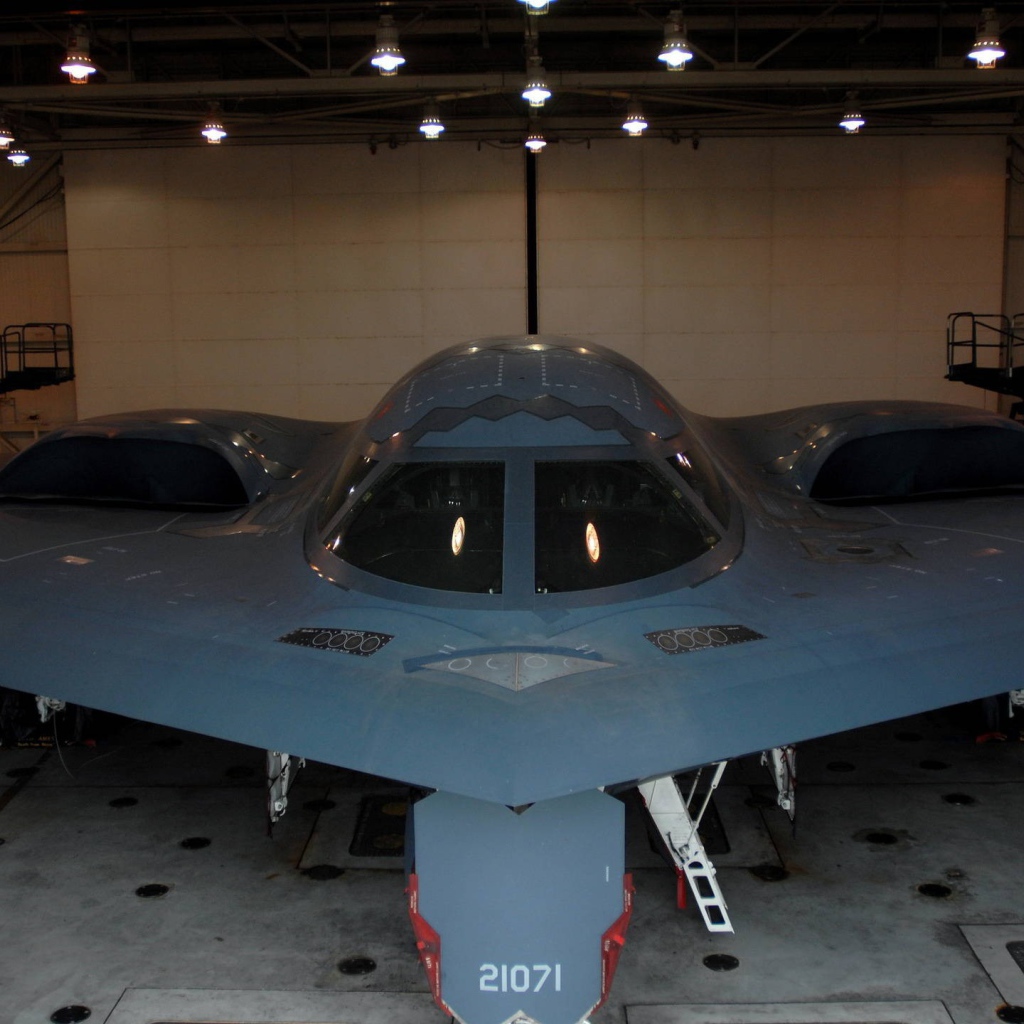 Бомбардировщик B-2 в ангаре