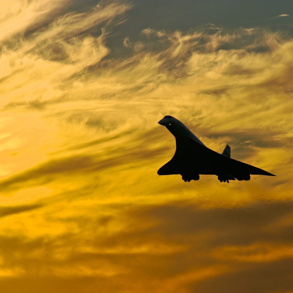 Конкорд на фоне желтых облаков