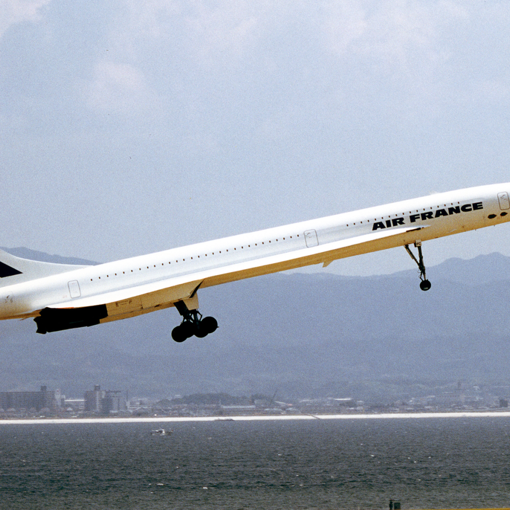 Конкорд над водой залива