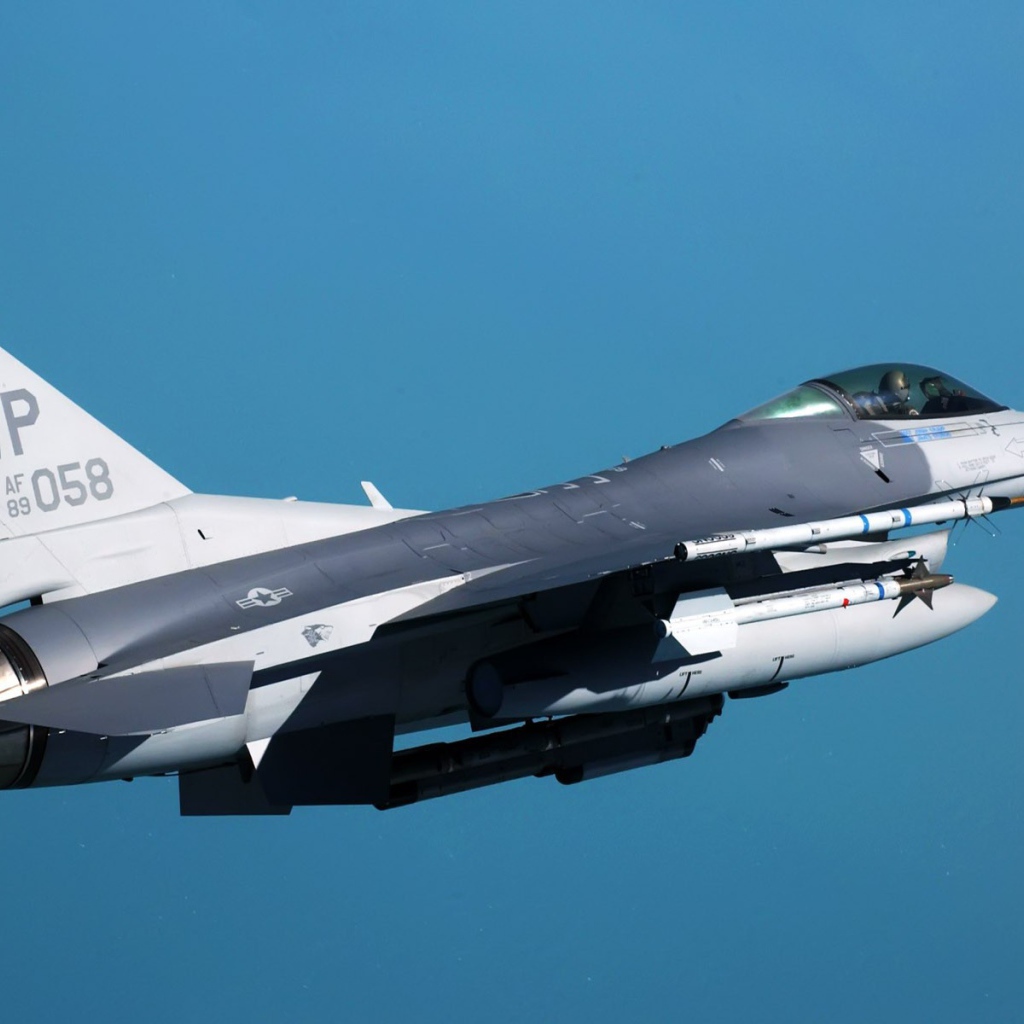 Самолет F-16 на голубом фоне неба