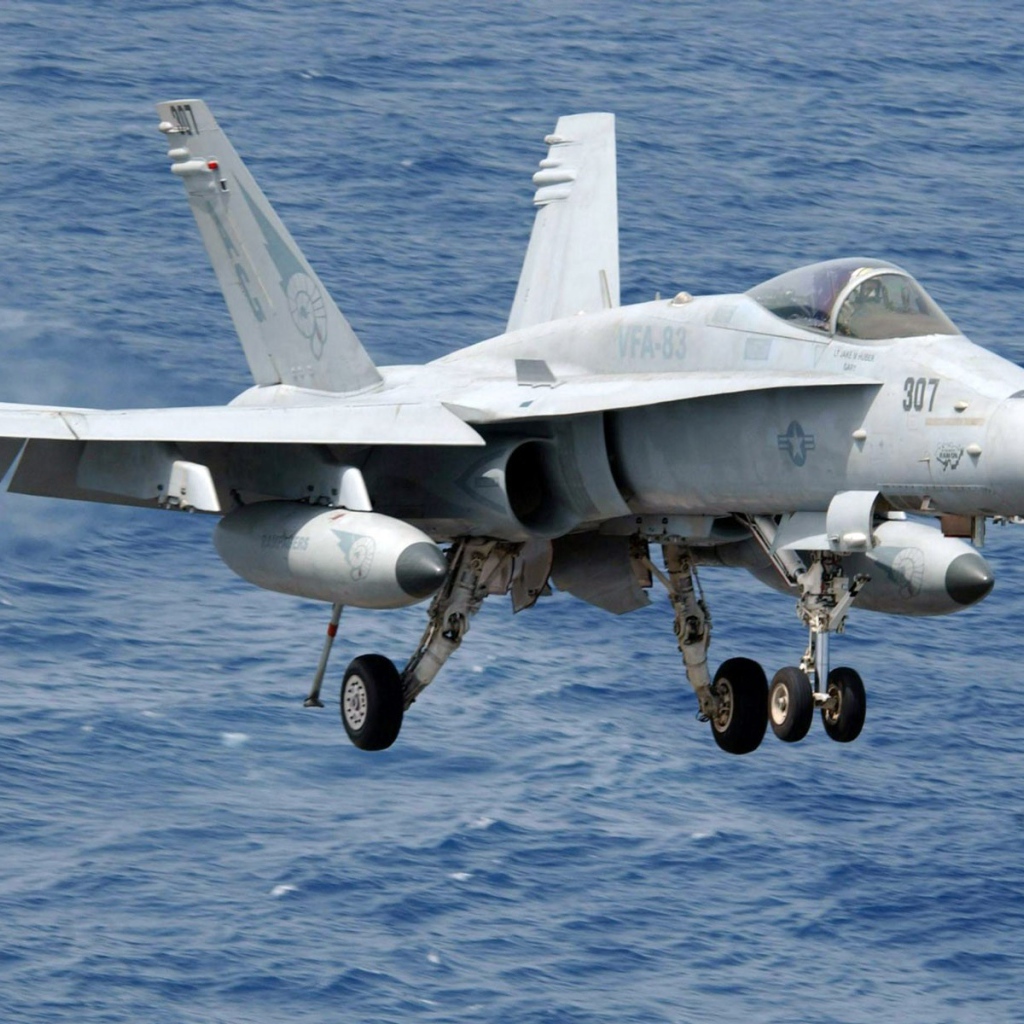 Истребитель F-16 на фоне моря