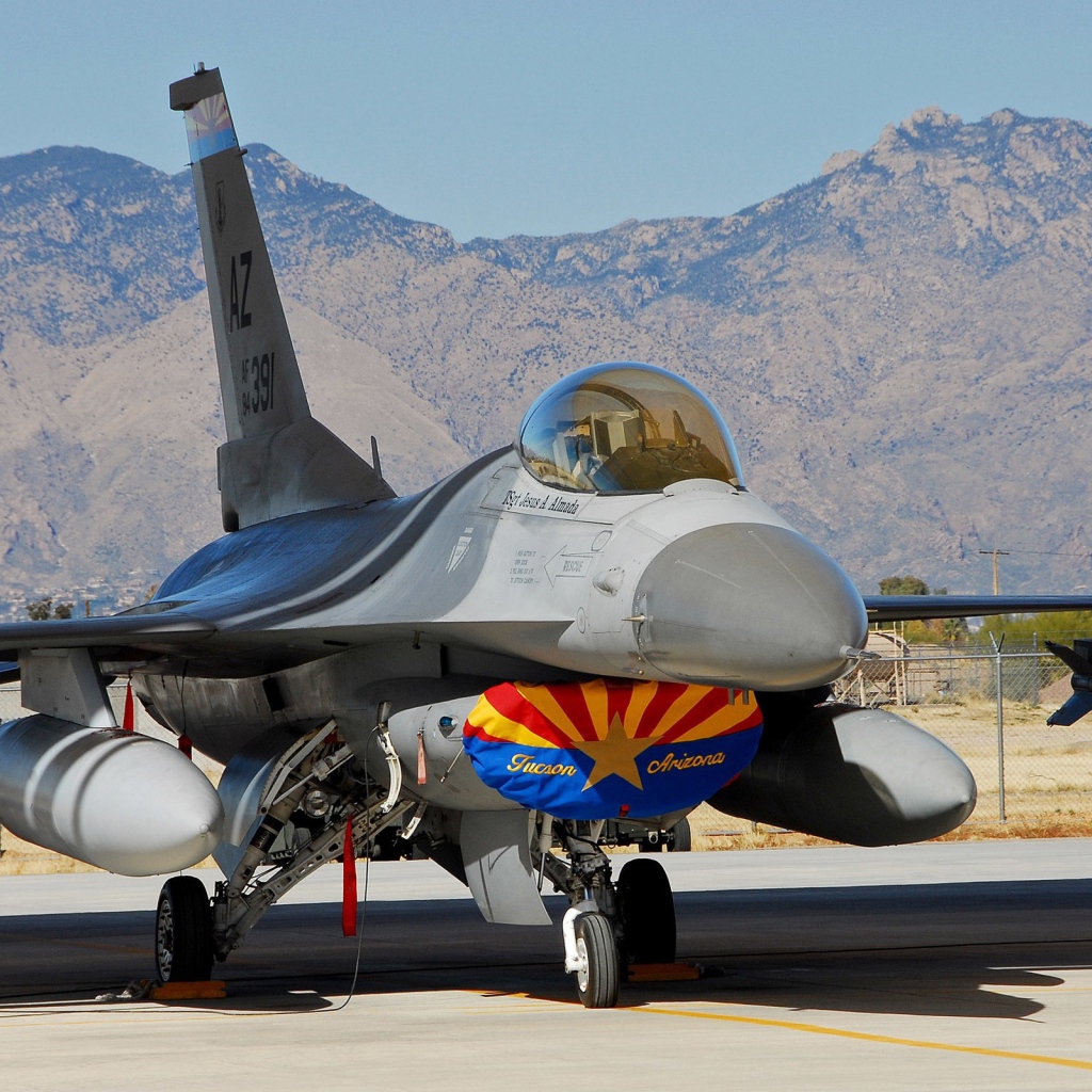 Истребитель на авиабазе в Аризоне