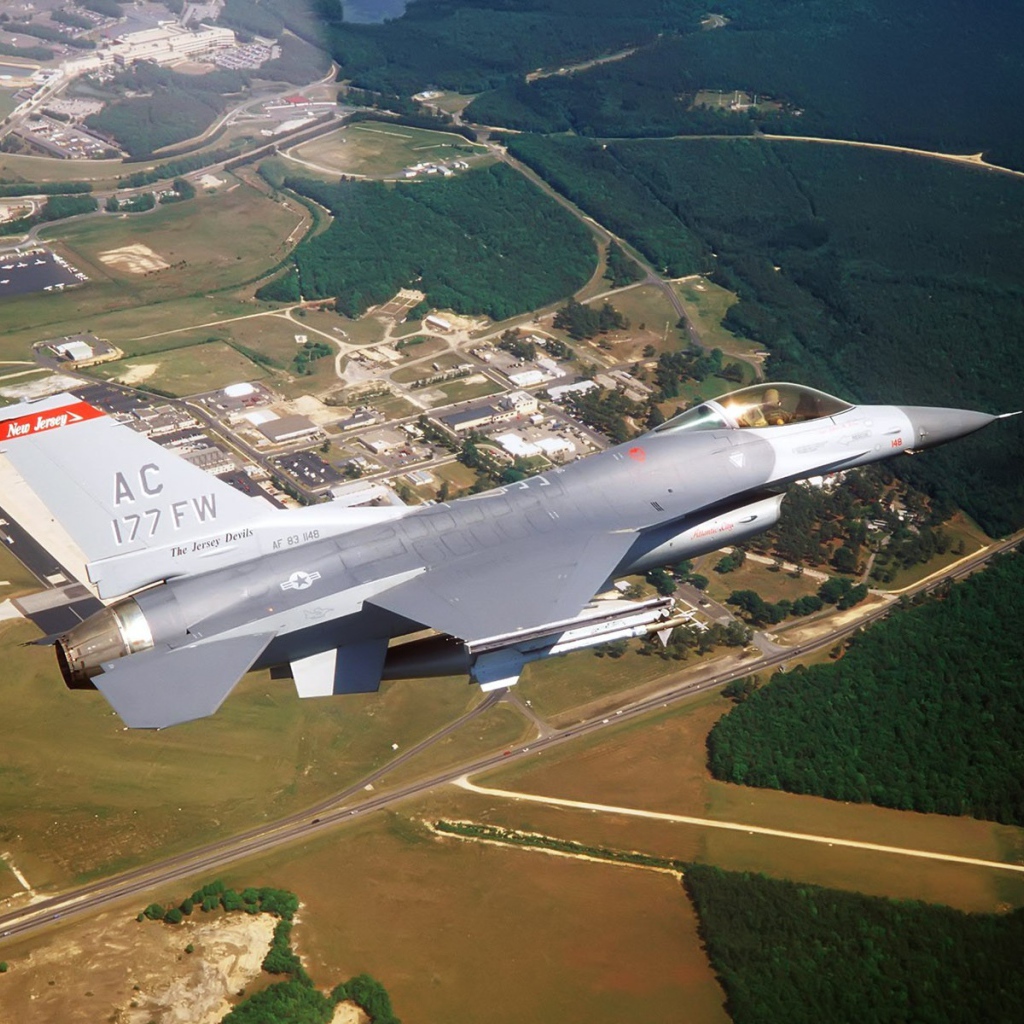 Истребитель F-16 выполняет маневр над землей