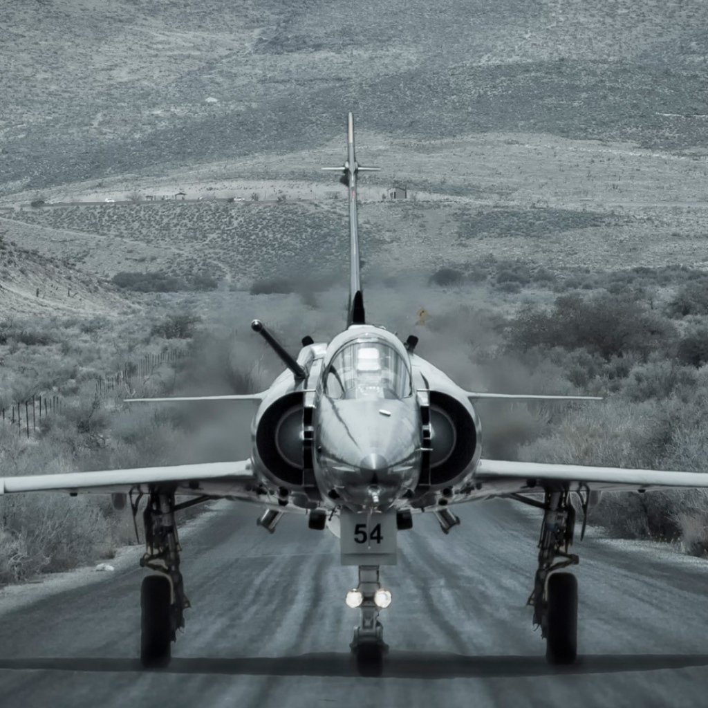 Истребитель на взлетно-посадочной полосе