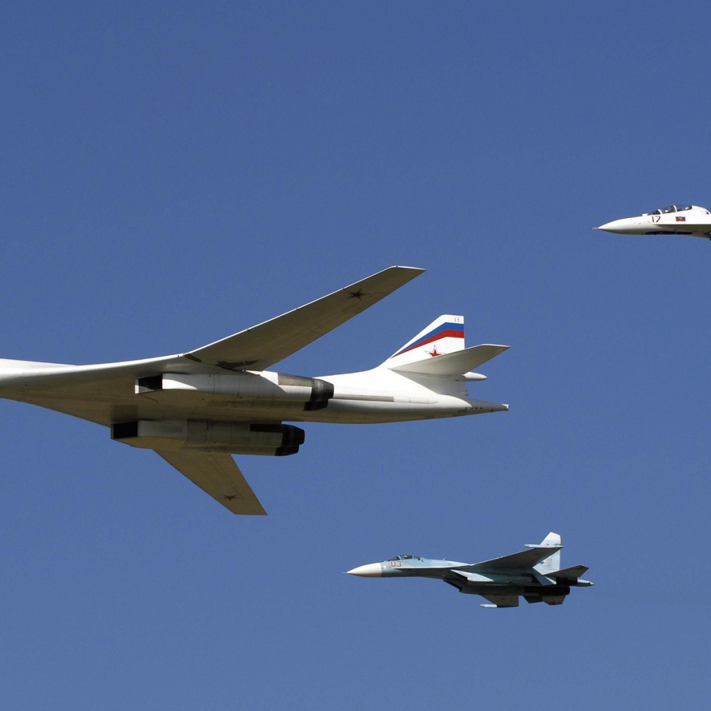 Истребители сопровождают военный самолет ТУ-160