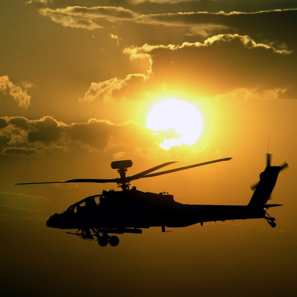 Вертолет AH-64 Apache на фоне солнца