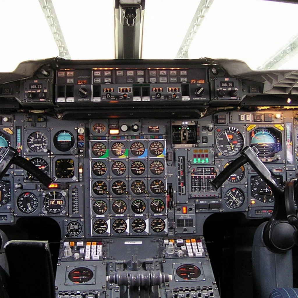 Приборы в кабине современного самолета