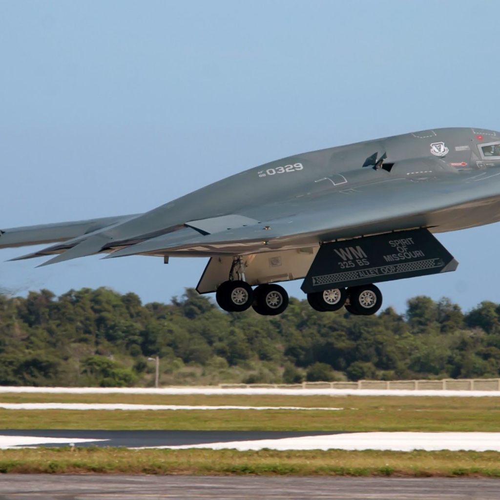 Самолет невидимка B-2 Spirit на взлете