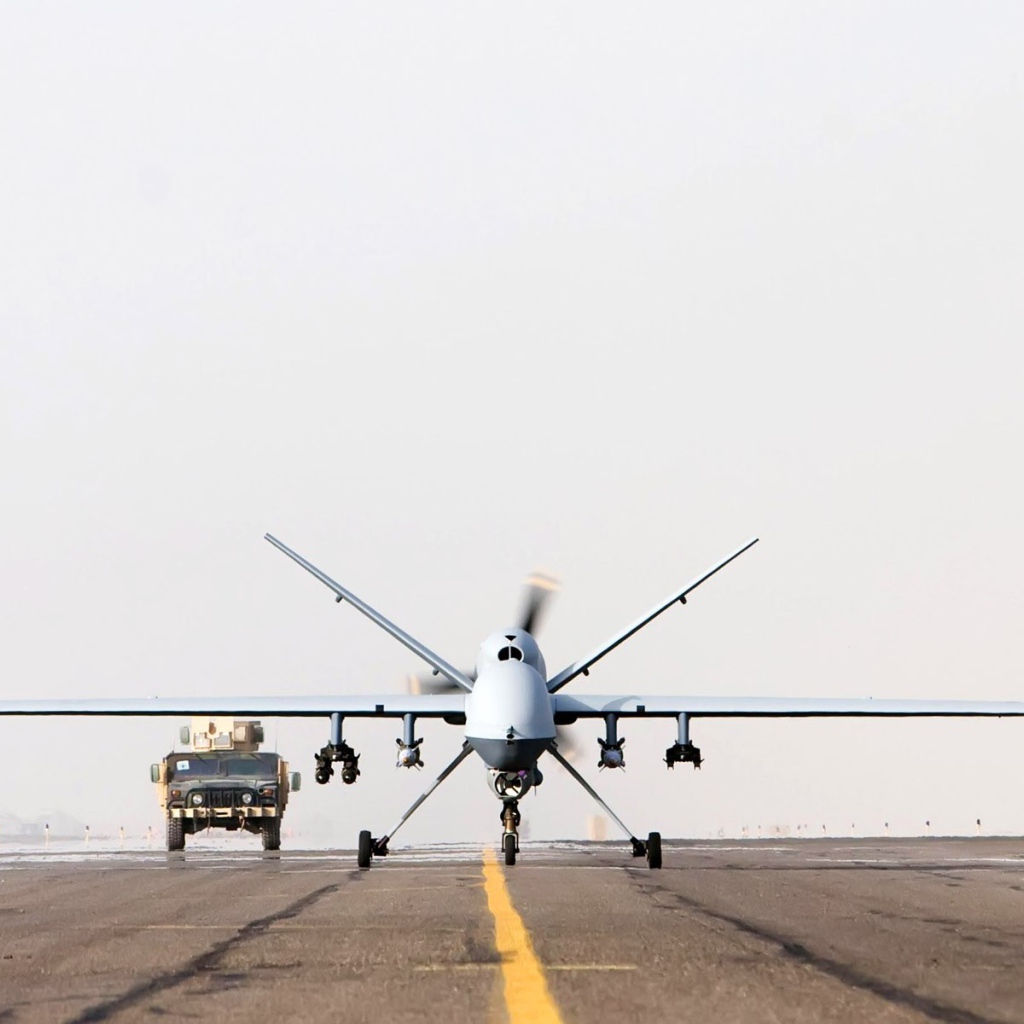 Легкий беспилотный дрон на взлетной полосе